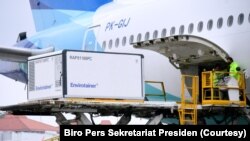 Para petugas sedang menurunkan kargo berisi vaksin Covid-19 yang dikembangkan Sinovac Biotech, perusahaan farmasi asal China, di Bandara Internasional Soekarno-Hatta, Tangerang, Banten, Kamis, 31 Desember 2020. Kargo ini adalah pengiriman kedua vaksin Sin