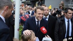 បេក្ខជន​ប្រកាន់​កណ្ដាល​និយម​លោក Emmanuel Macron ត្រូវ​បាន​ស្វាគមន៍​ដោយ​អ្នក​គាំទ្ររបស់​លោក​ក្រោយ​​ពេល​លោក​​បាន​ទៅ​​បោះ​ឆ្នោត​នៅក្នុង​ឃុំ Le Touquet ប្រទេស​បារាំង កាល​ពី​ថ្ងៃ​អាទិត្យ។