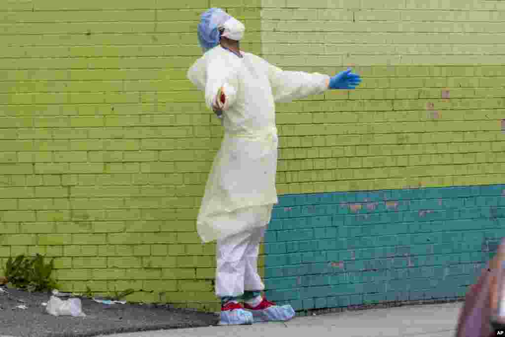 Un médico en el Centro Hospitalario Elmhurst reacciona después de salir de la sala de emergencias el sábado 4 de abril de 2020, en el distrito de Queens de Nueva York.