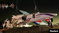 Los restos del avión de TransAsia son recuperados del río Keelung donde cayeron luego de chocar contra un puente en Taipei.