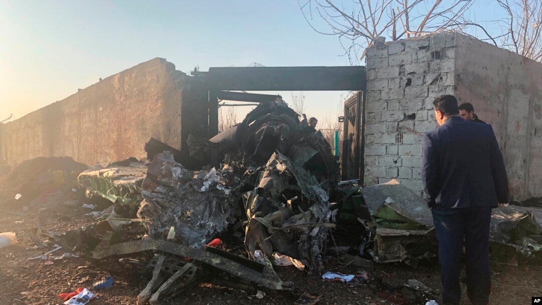 Puing-puing pesawat Ukraina yang mengalami kecelakaan di daerah pinggiran Kota Teheran, Iran, 8 Januari 2020. (Foto: AP)