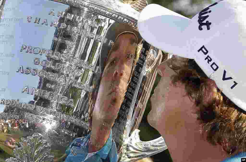 Jason Dufner kisses the Wanamaker Trophy after winning the PGA Championship golf tournament at Oak Hill Country Club, in Pittsford, N.Y., August 11, 2013, 