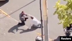 تصویر برگرفته از یک ویدئوی رسانه‌های اجتماعی، صحنه چاقو زدن به یکی از کارکنان سفارت اسرائیل در پکن، چین را نشان می دهد - ۲۱ مهر ۱۴۰۲
