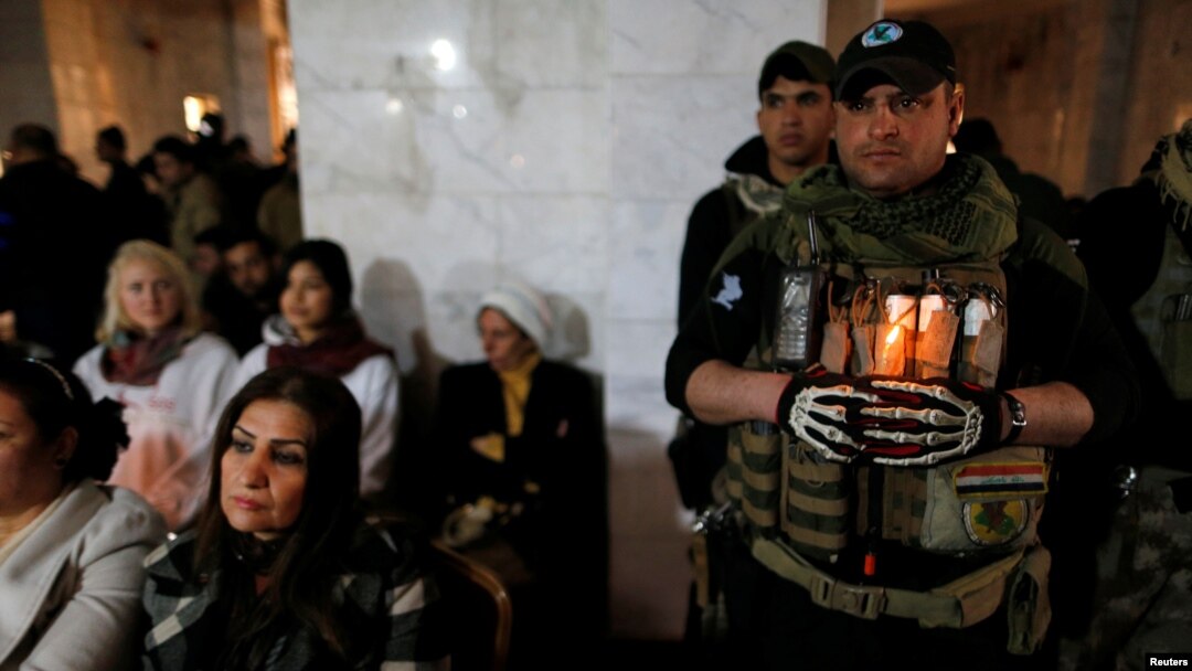 Warga Kristen Irak menghadiri Misa Malam Natal di gereja Mar Shimoni di Bartella, Irak (24/12). (Reuters/Ammar Awad)