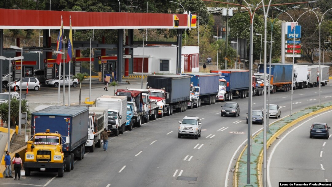 Antrean panjang truk-truk trailer untuk mengisi bahan bakar di sebuah pom bensin di tengah kelangkaan BBM di Caracas, Venezuela, 5 Maret 2021. (Foto: Leonardo Fernandez Viloria/Reuters)
