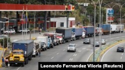 Antrean panjang truk-truk trailer untuk mengisi bahan bakar di sebuah pom bensin di tengah kelangkaan BBM di Caracas, Venezuela, 5 Maret 2021. (Foto: Leonardo Fernandez Viloria/Reuters)