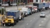 Antrean panjang truk-truk trailer untuk mengisi bahan bakar di sebuah pom bensin di tengah kelangkaan BBM di Caracas, Venezuela, 5 Maret 2021. (Foto: Leonardo Fernandez Viloria/Reuters)