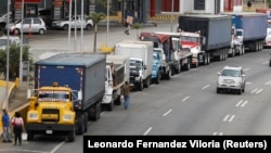 Antrean panjang truk-truk trailer untuk mengisi bahan bakar di sebuah pom bensin di tengah kelangkaan BBM di Caracas, Venezuela, 5 Maret 2021. (Foto: Leonardo Fernandez Viloria/Reuters)