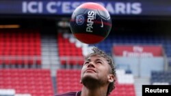 Neymar Jr jongle de la tête avec une balle aux marques de Paris Saint-Germain sa nouvelle équipe, à Paris, 4 août 2017.