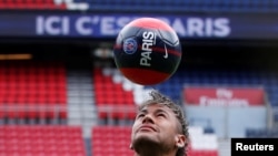 Neymar Jr jongle de la tête au Parc des Princes, à Paris, le 4 août 2017.