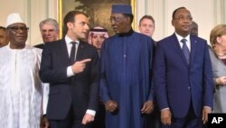 Le président français Emmanuel Macron et le président tchadien Idriss Deby, le 13 décembre 2017.