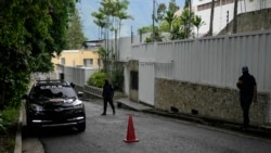 ARCHIVO - Dos agentes de cuerpos de seguridad del Estado venezolano hacen guardia a las afueras de la embajada argentina en Caracas, el 31 de julio de 2024.