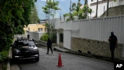 ARCHIVO - Un vehículo policial permanece estacionado afuera de la embajada de Argentina, donde permanecen refugiados algunos miembros de la oposición venezolana. En Caracas, el 31 de julio de 2024, tres días después de las controvertidas elecciones presidenciales.