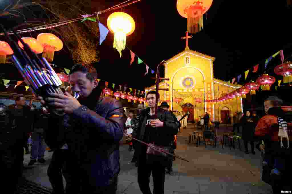 Penduduk desa menghadiri doa bersama pada Malam Natal di sebuah gereja Katholik di pingiran kota Taiyuan, sebelah utara provinsi Shanxi, 24 Desember 2016.