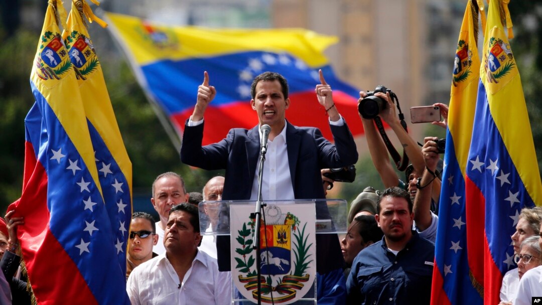 Juan Guaido, kepala kongres Venezuela yang dikuasai oposisi, memproklamirkan dirinya sebagai presiden interim negara itu hingga diselenggarakannya pemilu dalam sebuah pawai akbar yang menuntut pengunduran diri Presiden Nicolas Maduro di Caracas, Venzuela, 23 Januari 2019 (foto: A