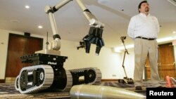 George Bustioloz dari perusahaan iRobot memamerkan robot yang bisa bertugas untuk memantau dan menyingkirkan bom (foto: dok). 