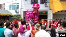 Tim Barongsai Golden Dragon Aceh menampilkan kategori kombinasi tonggak serta meja atau double lions. (VOA/ Budi Nahaba)