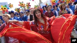 Bailarinas rusas desfilan en la Plaza Roja durante la celebración del Día de los Trabajadores en Moscú.