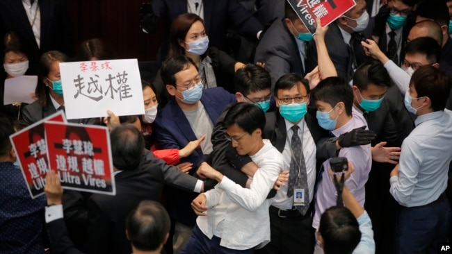 香港立法会泛民派议员在内务委员会主席选举会议上与保安和建制派议员发生推搡。（2020年5月8日）