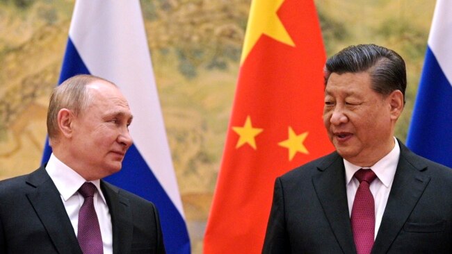 시진핑(오른쪽) 중국 국가주석과 블라디미르 푸틴 러시아 대통령이 러시아의 우크라이나 침공 약 3주 전인 지난해 2월 4일 베이징에서 회동하고 있다. (자료사진)