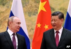 资料照：中国领导人习近平在北京会晤到访的俄罗斯总统普京。（2022年2月24日）