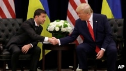 ARHIVA - Ukrajinski predsjednik Volodimir Zelenski rukuje se sa tadašnjim američkim predsjednikom Donaldom Trampom, 25. septembar 2019. godine (Foto: AP/Evan Vucci, File)