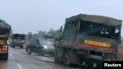 Tentara berjaga-jaga di samping kendaraan militer di luar Kota Harare, Zimbabwe, 14 November 2017. 