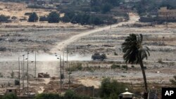 Sebuah kendaraan pasukan keamanan Mesir melakukan patroli di kawasan Semenanjung Sinai dekat Jalur Gaza (foto: dok).