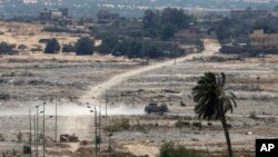 Sebuah kendaraan lapis baja Mesir berpatroli di sisi perbatasan Mesir, terlihat dari selatan Jalur Gaza, 2 Juli 2015. (Foto: dok).