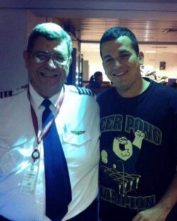 El joven Luis Sieiro Alfaro junto a su padre, el piloto fallecido. (Foto cortesía de la familia)