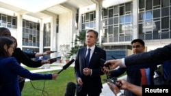 Госсекретарь Энтони Блинкен беседует с журналистами в Афинах