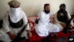 Komandan Taliban Pakistan, Waliur Rehman (tengah, foto: dok). Rehman dikabarkan tewas akibat serangan misil AS di dekat kota Miranshah, Waziristan Utara (29/5). 