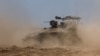 Un vehículo blindado de transporte de personal (APC) israelí maniobra, cerca de la frontera entre Israel y Gaza, en medio del conflicto en curso entre Israel y el grupo islamista palestino Hamas, en Israel, el 15 de abril de 2024.