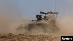 Un vehículo blindado de transporte de personal (APC) israelí maniobra, cerca de la frontera entre Israel y Gaza, en medio del conflicto en curso entre Israel y el grupo islamista palestino Hamas, en Israel, el 15 de abril de 2024.