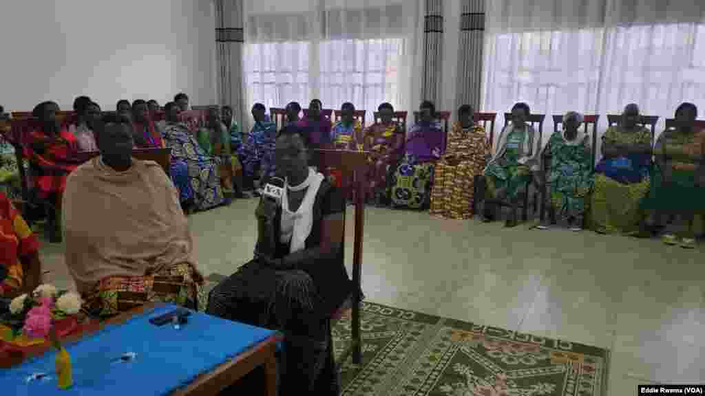 Bamwe mu babyeyi bagizwe incike na jenoside&nbsp;batuye mu nzu yabagenewe iri mu karere ka Bugesera mu ntara y&#39;uburasirazuba bw&#39;u Rwanda mu kiganiro n&#39;umunyamakuru w&#39;Ijwi ry&#39;Amerika Eddie Rwema