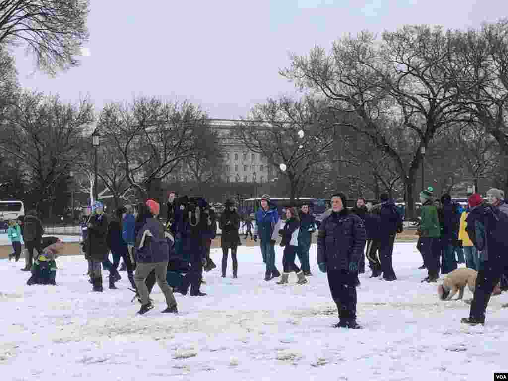 Los asistentes a la batalla de nieve comienzan a reunirse...