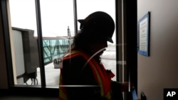 Dave McLeod, se prepara para pintar una puerta cerca de una nueva terminal de pasajeros en Everett, Washington. Alaska Airlines anunció que retrasará el servicio comercial a pasajeros en la nueva terminal al menos tres semanas por cierre de gobierno.