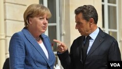 Presiden Perancis Nicolas Sarkozy dan Kanselir Jerman Angela Merkel di Istana Elysee, Paris (16/8).