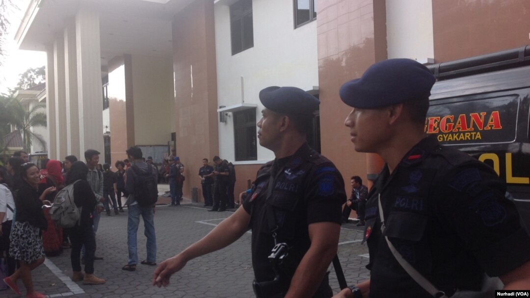 Aparat keamanan berjaga di PN Sleman, kehadirannya sempat diprotes penggugat (Foto: VOA/Nurhadi)