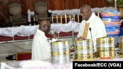 Le pasteur François David Ekofo, à droite, lors d’un culte en la cathédrale du centenaire, à Kinshasa, 20 avril 2017. (Facebook/ECC)