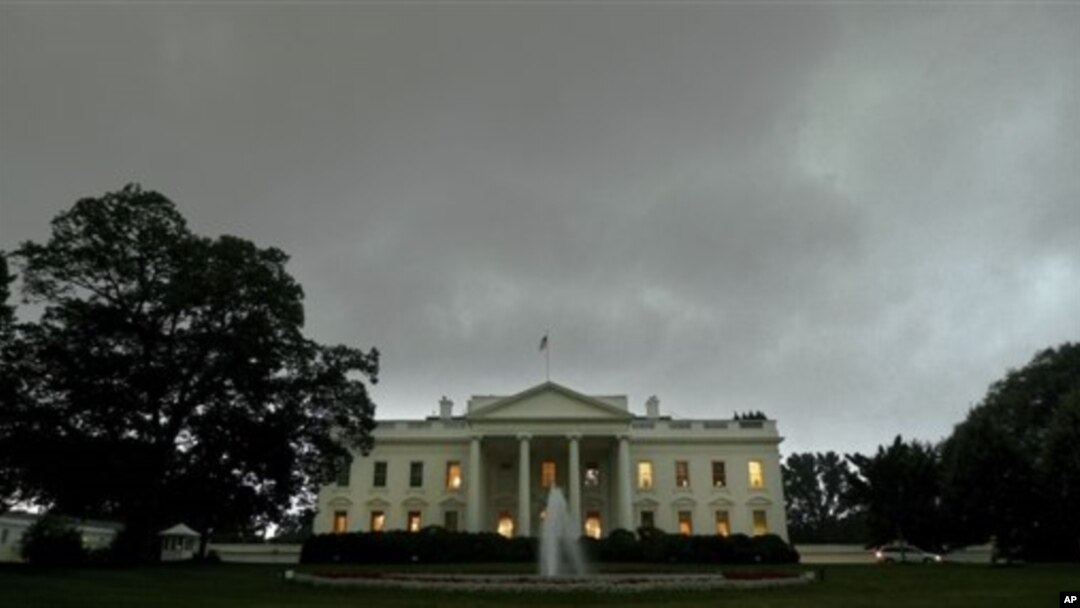 Awan tebal menyelimuti langit di atas Gedung Putih, Washington DC, musim panas 2010 (Foto: dok). Badai kuat yang menghantam ibukota Amerika dan sekitarnya Jum'at malam (29/6), mengakibatkan 1,5 juta rumah dan bisnis dalam kegelapan akibat listrik padam. 