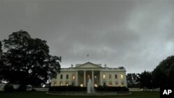 Awan tebal menyelimuti langit di atas Gedung Putih, Washington DC, musim panas 2010 (Foto: dok). Badai kuat yang menghantam ibukota Amerika dan sekitarnya Jum'at malam (29/6), mengakibatkan 1,5 juta rumah dan bisnis dalam kegelapan akibat listrik padam. 