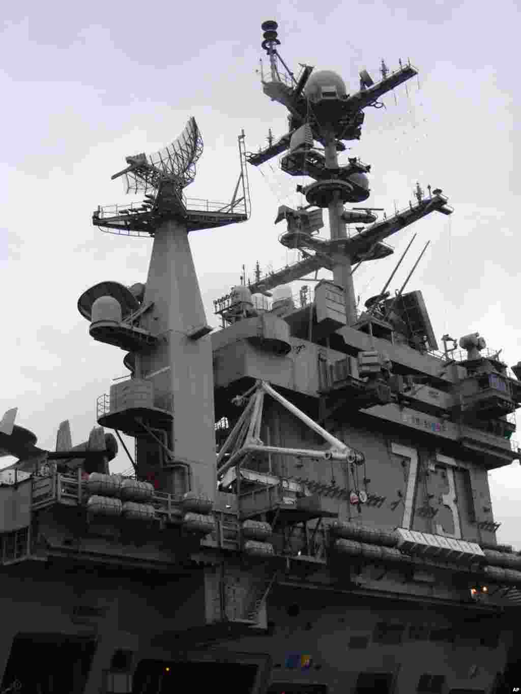 航母的心脏--被水手们称为“岛”的控制塔