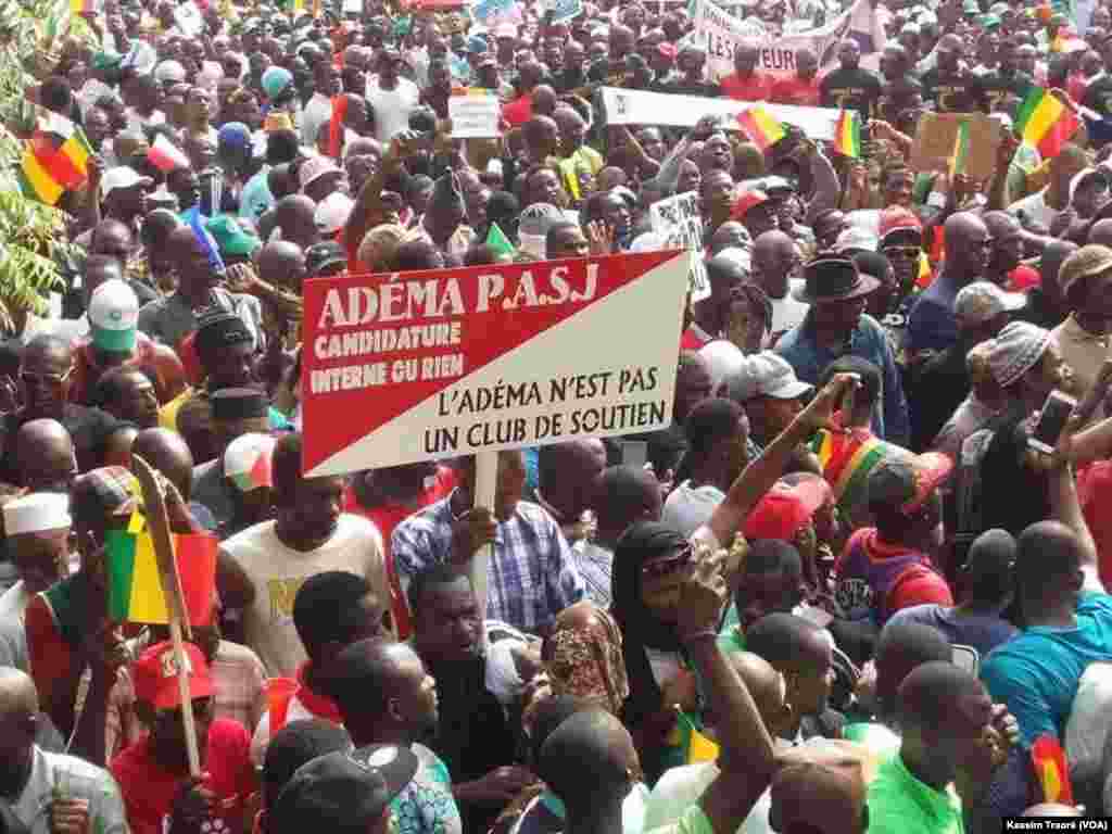 Thousands of opposition militants marched, Friday, May 8, 2018. Photo VOA Kassim Traoré.