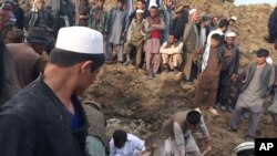 Relawan mencari korban selamat dari tanah longsor hebat di sebuah desa di propinsi Badakhshan, Afghanistan, 2 Mei 2014.