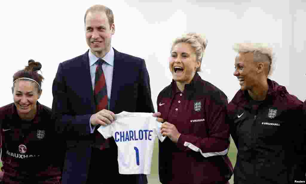 O Duque de Cambridge conversa com a selecção feminina da Inglaterra no parque do St. Jorge, por ocasião do seu treino antes do Mundial de Futebol Feminino da FIFA - Parque de St. Jorge, Burton Upon Trent. 20 de Maio, 2015.