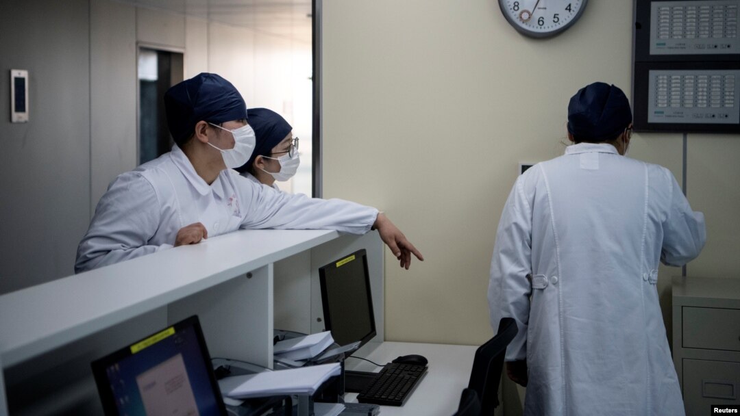 Para perawat berbincang di sebuah klinik di Shanghai di tengah merebaknya wabak virus korona, Shanghai, China, 17 Februari 2020. (Foto: Noel Celis via Reuters)