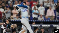 19일 미국 프로야구 메이저리그(MLB)의 LA 다저스 소속 오타니 쇼헤이 선수가 51번 째 홈런을 쏘아올리고 있다.