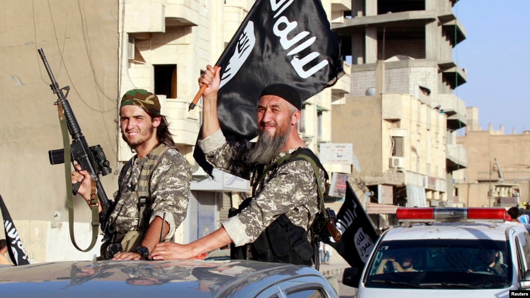 Militan kelompok ISIS di kota Raqqa, Suriah utara (foto: dok).