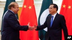 Perdana Menteri China Li Keqiang, kanan, bertemu dengan Perdana Menteri Paksitan Nawaz Sharif di Beijing, China, 13 Mei 2017.